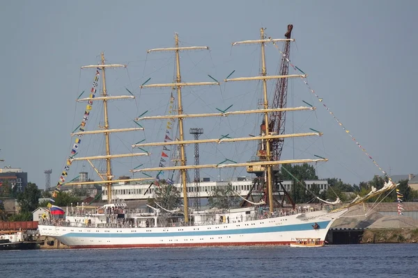 Riga, Lotyšsko - 26 července: regatta vysoký lodí závody 2013 — Stock fotografie