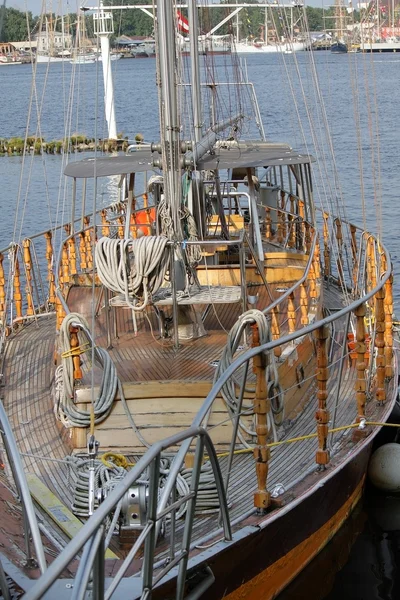 Afgemeerd zeilboot — Stockfoto