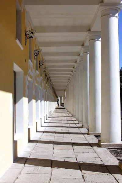 Pasadizo con columnas —  Fotos de Stock