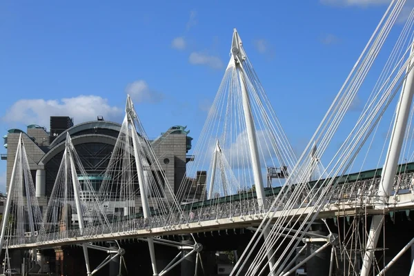 Hungerford Bridge y Golden Jubilee Bridges en Londres —  Fotos de Stock