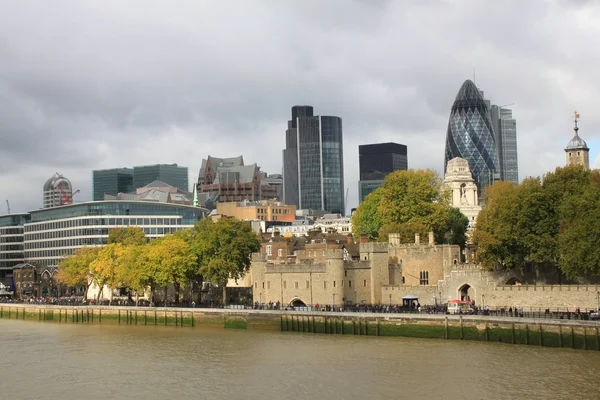 Tower of London and Modern London city office skyline by River Thames — Stock Photo, Image