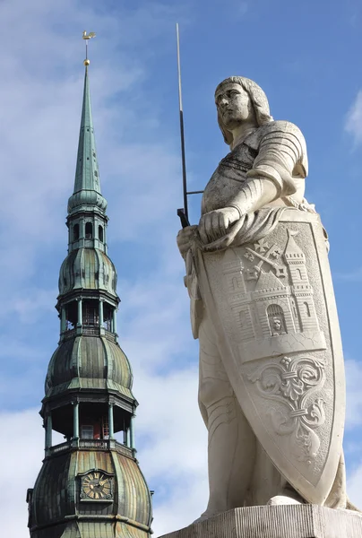 A estátua de Roland e a Igreja de São Pedro em Riga, Letónia — Fotografia de Stock