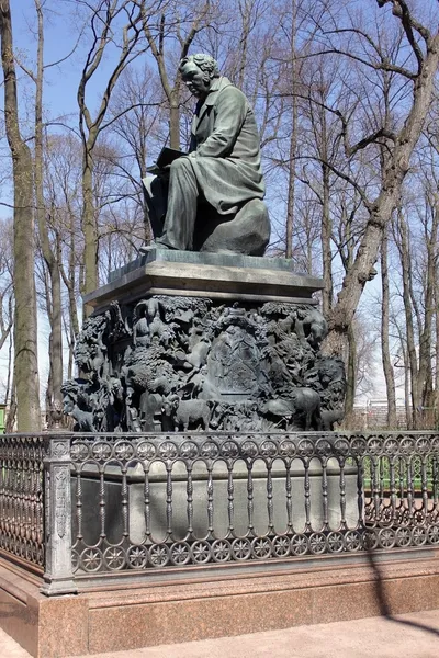 Monument voor ivan krylov in de zomertuin in Sint-petersburg — Stockfoto