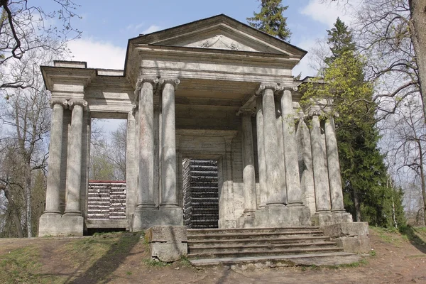 A casa de bétula e o portal Máscara em Gatchina, Rússia — Fotografia de Stock