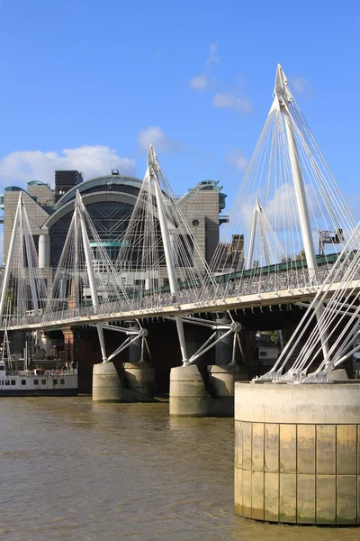 Ponte di Hungerford e ponti giubilari d'oro a Londra — Foto Stock