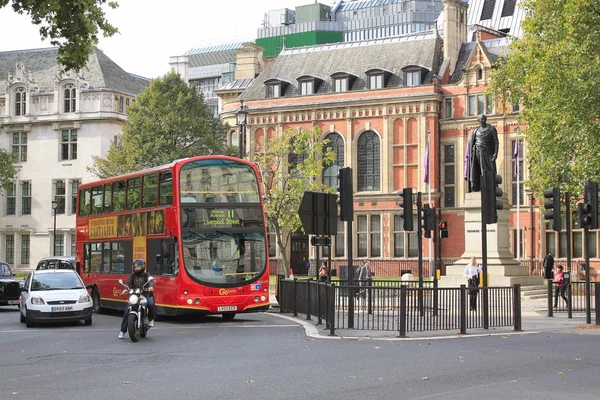 乔治罐头的雕像，在 parliam 的伦敦红色双层巴士 — 图库照片