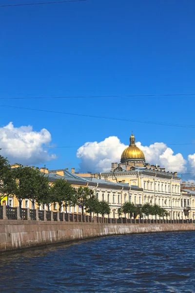 Moika River and dome of the Saint Isaac's Cathedral  in Saint Pe — Stock Photo, Image