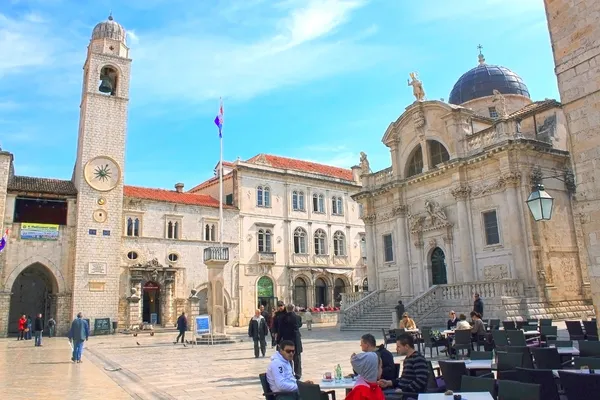Torre do Relógio e Igreja Vlaho na Praça Luza em Dubrovnik, croata — Fotografia de Stock
