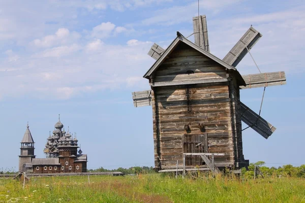 Mulino a vento e Kizhi Pogost in Carelia, Russia Foto Stock