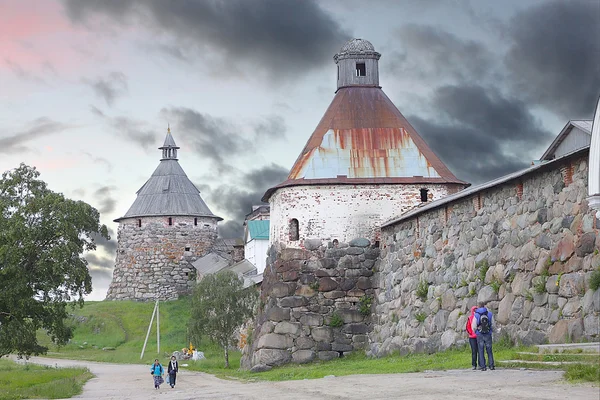 Monastère Solovetsky. Mur de forteresse Solovki avec tours — Photo