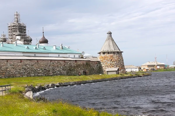 Monastère Solovetsky. Mur de forteresse Solovki avec tour — Photo