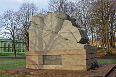 Riga, Letonya - 21 Kasım 2020: Otomobil Tankı Alayı 'nın şehit askerlerinin anısına. Letonya Bağımsızlık Savaşı 'na adanmıştır (5 Aralık 1918 - 11 Ağustos 1920). 14 Temmuz 1939 'da açıldı..