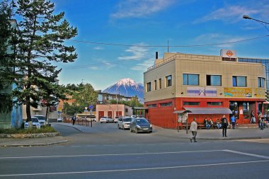 Yelizovo, Rusya - 12 Eylül 2019: Yelizovo şehri ve Kamçatka Krai 'deki Koryakskaya Sopka volkanı. 