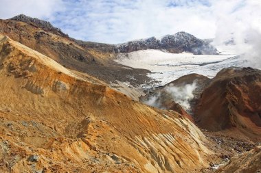 Rusya 'nın Kamçatka Yarımadası' ndaki Mutnovsky volkanı. Mutnovsky Güney Kamçatka 'nın en aktif volkanlarından biridir.