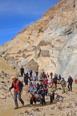 Kamçatka Yarımadası, Rusya - 13 Eylül 2019: Mutnovsky yanardağına turist tırmanışı. Mutnovsky güney Kamçatka en aktif volkanlar biridir