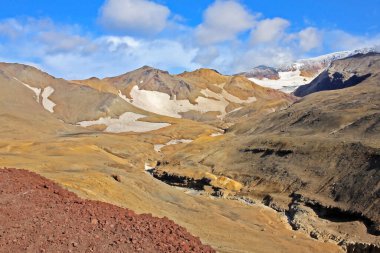 Rusya 'nın Kamçatka Yarımadası' ndaki Mutnovsky volkanı. Mutnovsky Güney Kamçatka 'nın en aktif volkanlarından biridir.