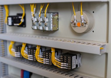 Elektrik ve aksesuarlar statik enerji sayaçları, devre kesicileri ve güç dağıtıcısıyla kontrol dolabında.