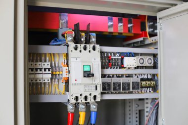 Elektrik ve aksesuarlar statik enerji sayaçları, devre kesicileri ve güç dağıtıcısıyla kontrol dolabında.