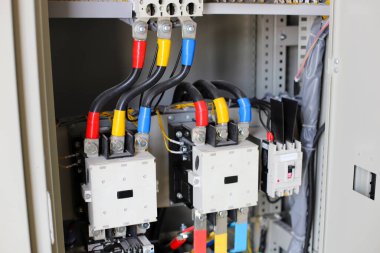 Elektrik ve aksesuarlar statik enerji sayaçları, devre kesicileri ve güç dağıtıcısıyla kontrol dolabında.