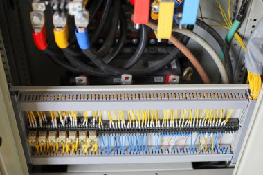 Elektrik ve aksesuarlar statik enerji sayaçları, devre kesicileri ve güç dağıtıcısıyla kontrol dolabında.