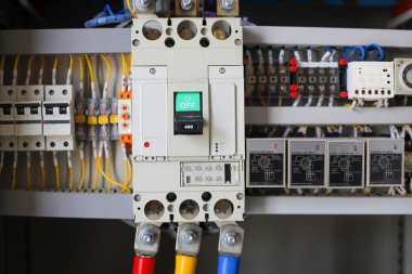 Elektrik ve aksesuarlar statik enerji sayaçları, devre kesicileri ve güç dağıtıcısıyla kontrol dolabında.