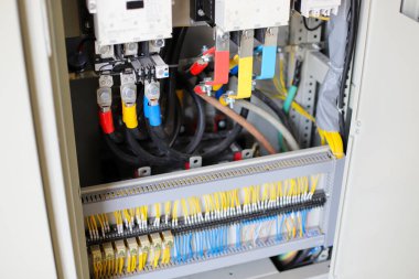 Elektrik ve aksesuarlar statik enerji sayaçları, devre kesicileri ve güç dağıtıcısıyla kontrol dolabında.