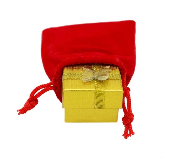 白い背景に隔離された金色のギフトボックスと赤い綿のプレゼントバッグ — ストック写真