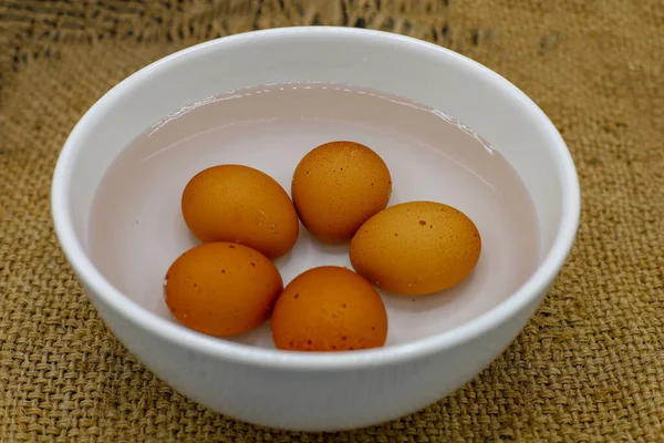 Kaynamış Yumurtaları Seçici Bir Odak Noktasıyla Beyaz Kasede Islatmak — Stok fotoğraf