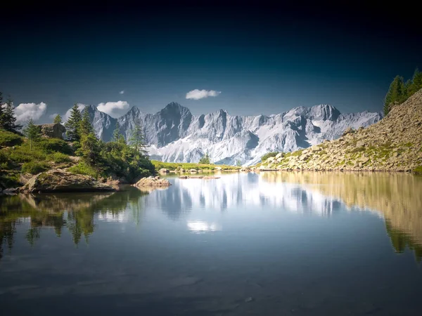 Paisagem Montanhosa Cênica Com Lago Montanha Picos Montanha Pedras Árvores — Fotografia de Stock
