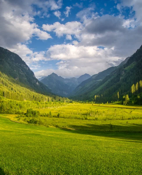 Paisagem Montanhosa Cênica Com Belos Picos Vale Montanha Grama Verde — Fotografia de Stock