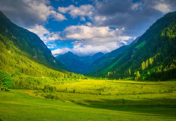 Сценічний Гірський Ландшафт Красивою Долиною Гірськими Вершинами Зеленою Травою Небом — стокове фото