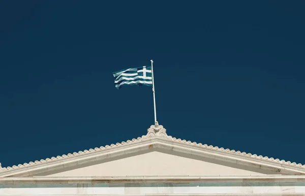 Grécia Atenas Junho 2020 Bandeira Grega Agitando Telhado Parlamento Grego — Fotografia de Stock