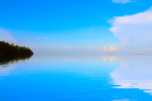 Beach and tropical sea — Stock Photo, Image