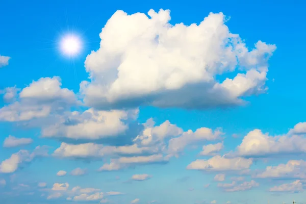 Cielo azul con primer plano de nubes — Foto de Stock