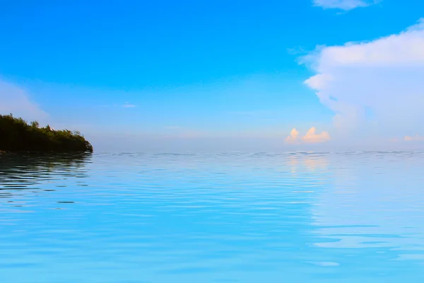 Strand en tropische zee — Stockfoto