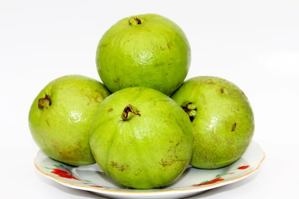 Frutta di guava fresca intera su sfondo bianco — Foto Stock