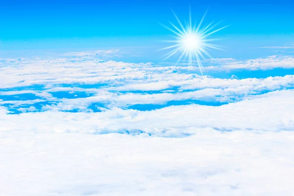 Białe chmury na błękitnym niebie — Zdjęcie stockowe