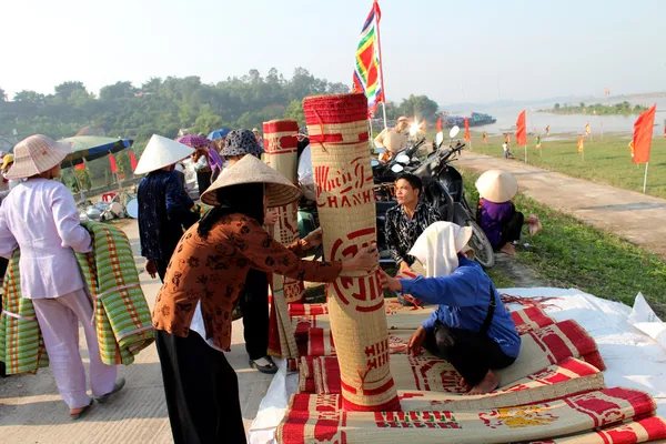 Marché de vente tapis de lit au Vietnam — Photo