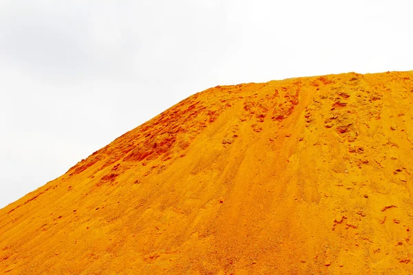 Песчаная дюна на белом фоне — стоковое фото