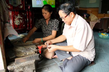 Kuyumcu hazırlanmış gümüş yüzük çiftler