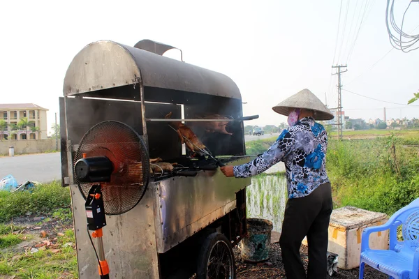 Mujer asado pato en carbón —  Fotos de Stock