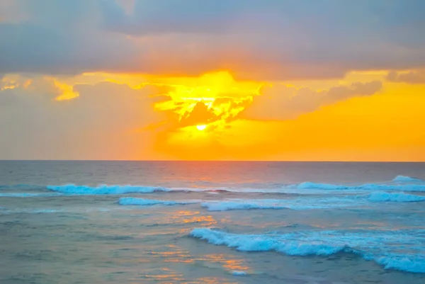 Zonsondergang op de kust — Stockfoto