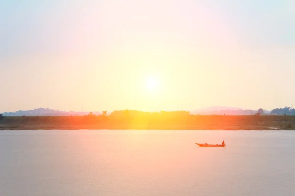 Bateau sur la rivière — Photo