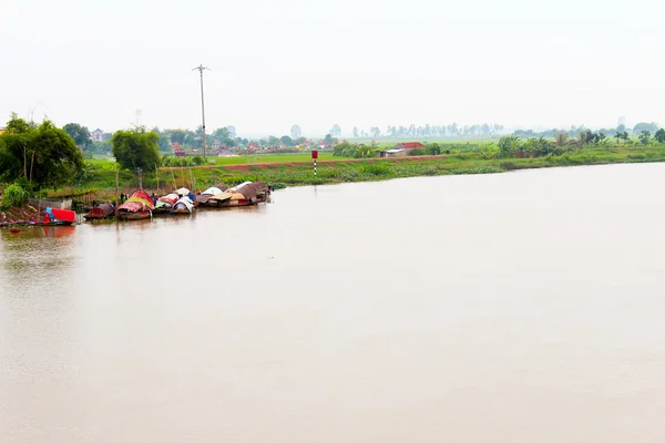 Vissersdorp aan de rivier — Stockfoto