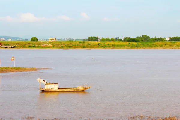 Barco en el río — Foto de Stock