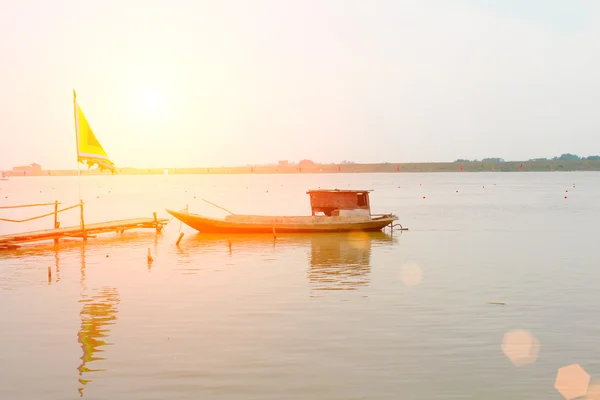 Bateau sur la rivière — Photo