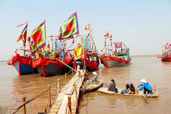 Traditionelle Bootsfahrt auf dem Fluss — Stockfoto