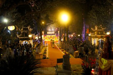 rahipler ve con oğlu pagoda sadık törende