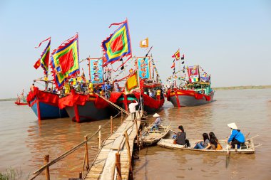geleneksel tekne nehir üzerinde gerçekleştirilen