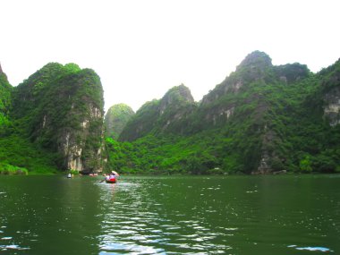 Dağlı ve nehirli manzara, Trang An, Ninh Binh, Vietnam